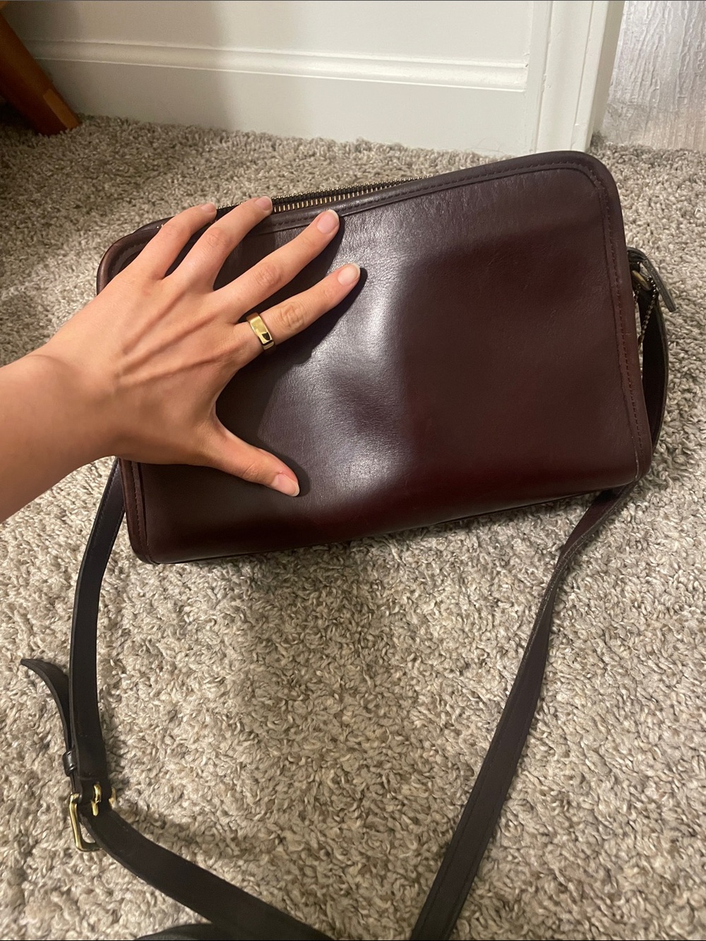 Vintage Coach Leather Crossbody zipper Bag in chocolate brown color - Picture 13 of 16